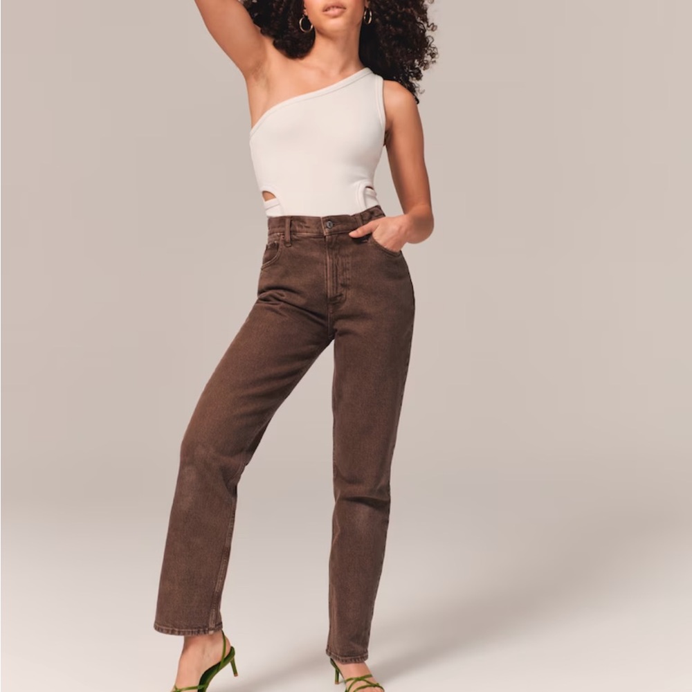 Abercrombie & Fitch The 90s Straight Ultra High Rise- brown